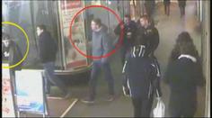 Poznáte je? Tihle chuligáni prohodili mladíka výlohou. Hledá je policie