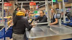 Překvapení v pražském supermarketu. Starosta šel pracovat na kasu