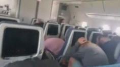 VIDEO: Křik a panika. Takhle to vypadalo na palubě letadla z Prahy