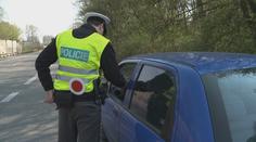Ženu, která jela bez řidičáku, vyzvedl na policii manžel. Taky bez řidičáku