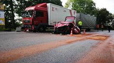 U Nové Paky vjelo auto pod náklaďák: 1 mrtvý, 2 těžce zranění