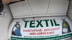 Sběr starého textilu bude povinný. Obce proto musí zajistit nové kontejnery