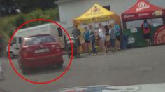 Ujížděl policistům, najel do lidí. Uskočili na poslední chvíli