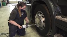 Mladá mechanička mezi kamióny! Vymění i stokilovou pneumatiku