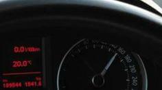 Chce se zabít?! Nechal se v autě na laně táhnout rychlostí 160 km/h