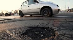 NESKUTEČNÉ! Špatné silnice ZAVINÍ ročně přes ČTYŘI STA BOURAČEK!