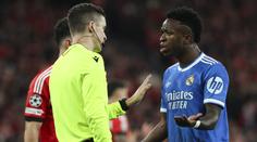 Vinícius po krásném gólu trucoval. Stěžoval si na rasismus a sedl si na lavičku