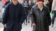 Domovy důchodců nestačí. Stát začne stavět komunitní centra