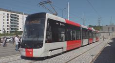 V Praze vyjela do ulic tramvaj 52T. První jízda přilákala desítky fanoušků