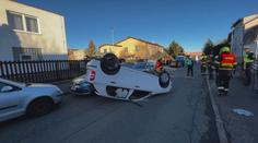 VIDEO: Kuriózní nehoda v pražských Čimicích. Auto na střeše zablokovalo ulici