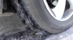 Špatně opravených silnic přibývá. V horku se lepí na pneumatiky