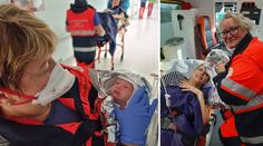 Honzík pospíchal na svět. Narodil se nečekaně rychle už v sanitce