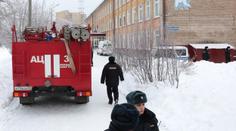 Kluci na sebe ve škole vytáhli nože. Zranili deset žáků a učitelku