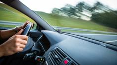 V autě měl dvě malé děti a jel skoro 200 km/h. Řidiče na D7 zastavila policie