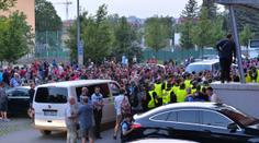 Naštvaní fanoušci Plzně: Dobývali se za hráči, uklidňoval je Vrba!