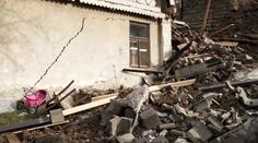 Sesuv půdy v Rychnově silně poškodil dům. Muž s pěti dětmi přišel o domov