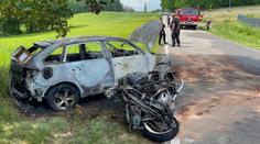 Auto i motorka po srážce u Prahy vzplály. Jeden mrtvý, dva zranění