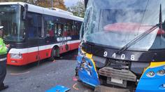 Nehoda v centru Prahy: Tramvaj po srážce s autobusem vykolejila