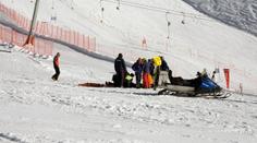 Po srážce s lyžařem skončily dvě dívky v bezvědomí, jednu oživovali