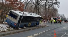 Nehoda autobusu v Domažlicích. Mladý řidič měl vozidlo špatně zabrzdit