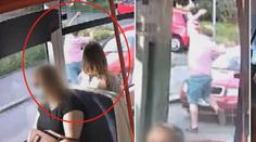 Černý pasažér vyskočil z tramvaje, ale daleko neutekl. Sejmulo ho auto