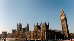 Britský parlament schválil vyhošťování ilegálních migrantů do Rwandy