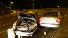 Opilý řidič nezvládl v Praze křižovatku. Sejmul semafor i auto