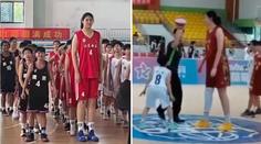Komická situace z Číny: Obrovská basketbalistka naprosto dominuje