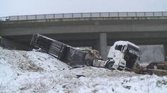 Tragédie na D1. Kamion se zřítil z mostu, řidič na místě zemřel