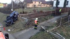 Senior vylétl autem ze silnice a zničil zahradu! Je v nemocnici