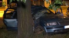 Auto plné mladých lidí narazilo v Plzni do stromu! Muž (22) zemřel