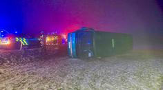 Autobus kvůli mlze skončil na boku, čtyři cestující se zranili