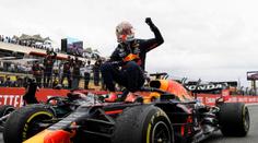 Napínavý závěr zvládl Verstappen a vyhrál, Hamilton smutní