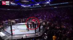 Zákeřný útok na McGregora! Muž skočil do klece a napadl ho zezadu