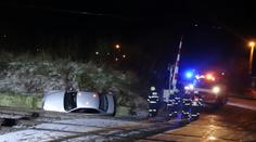 BMW se po skluzu na zledovatělé silnici převrátilo na trať