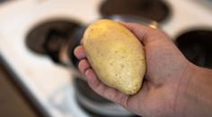 Neradi loupete brambory? Tento trik vám ušetří spoustu času