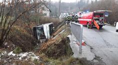 Autobus se zřítil do příkopu a převrátil na bok. Šest zraněných