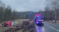 Žena narazila do stromu a zemřela. Cestou k nehodě bourali i hasiči