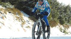 Extrémní cyklista versus lyžaři