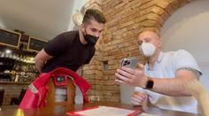 Soud: Povinnost prokazovat se v hospodě covid pasem je nezákonná. Dal čas na opravu
