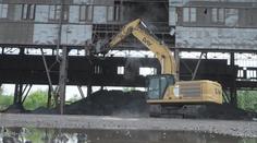 V bývalé Liberty Ostrava začala demolice. K zemi půjdou haly i pece
