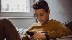 Kdy pořídit dítěti mobil? Psycholožka radí i to, jak poznat závislost a zabránit jí