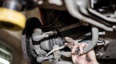 Dejte si pozor na autoservisy. Některé se pořád snaží zákazníky "oškubat"