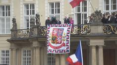 Pozdrav nově zvolené hlavy státu z balkonu Pražského hradu