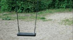 Strašlivá smrt malého chlapce na Berounsku. Spadla na něj houpačka