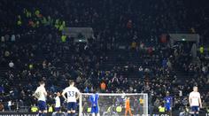 Semifinále Carabao Cupu bylo přerušeno, diváci za bránou Chelsea volali o pomoc