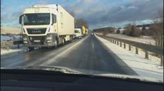 Sníh, vítr a ledovka zastavily kamiony mezi Jihlavou a Znojmem