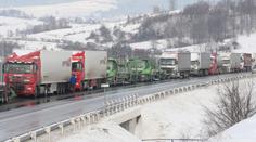 Kvůli blokádě slovenských přechodů se tvořily dlouhé kolony kamionů