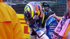 Krásný moment na F1. Brečícího nováčka utěšoval otec Lewise Hamiltona