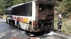 Cesta jako z hororu! Autobus s dětmi a přívěsem vzplál přímo za jízdy
